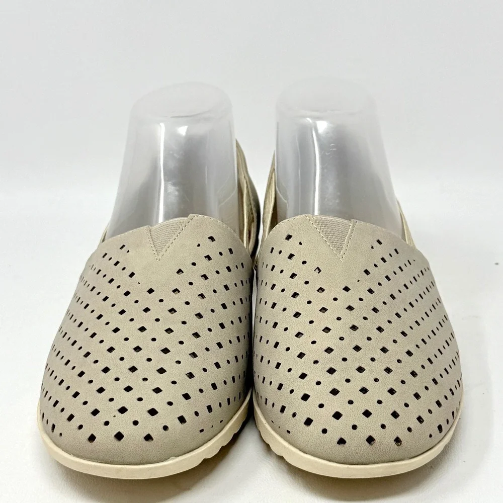 Comfortview Zoe Taupe Perforated Shoes Women 8.5 WW Wide Width Hipster Preppy